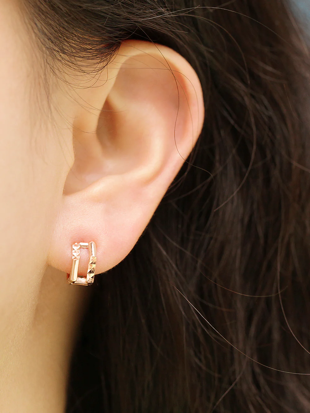 14K Gold Two Line Pentagon Conch Hoop Earring - Image 3