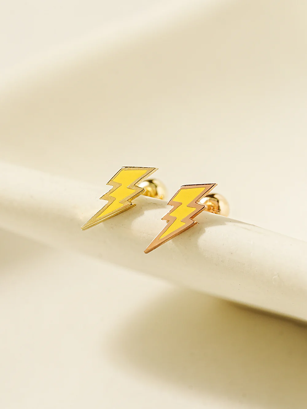 14K Gold Vivid Thunder Cartilage Earring 20G