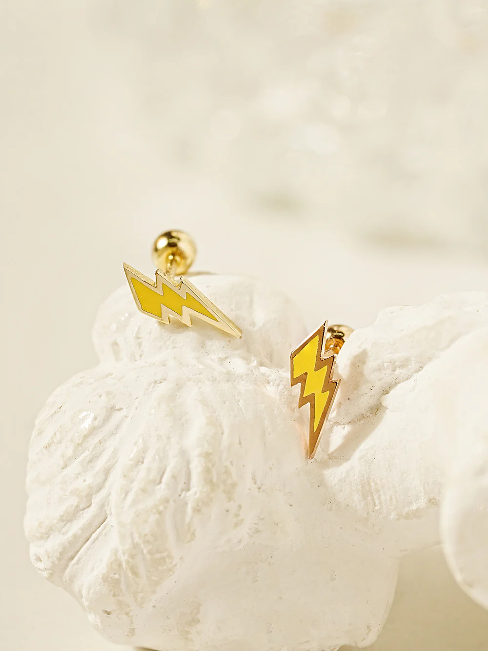 14K Gold Vivid Thunder Cartilage Earring 20G - Image 2
