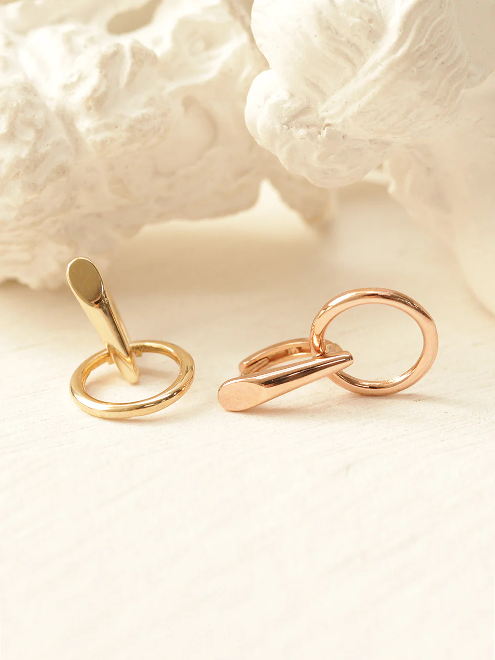 14K Gold Volume Stick Circle Hoop Earring - Image 3