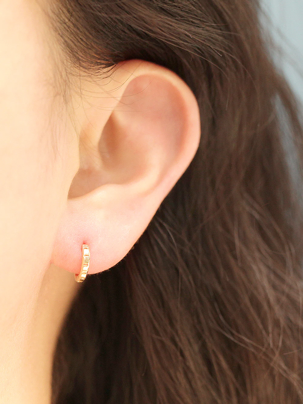 14K Gold Wavy Conch Hoop Earring - Image 3