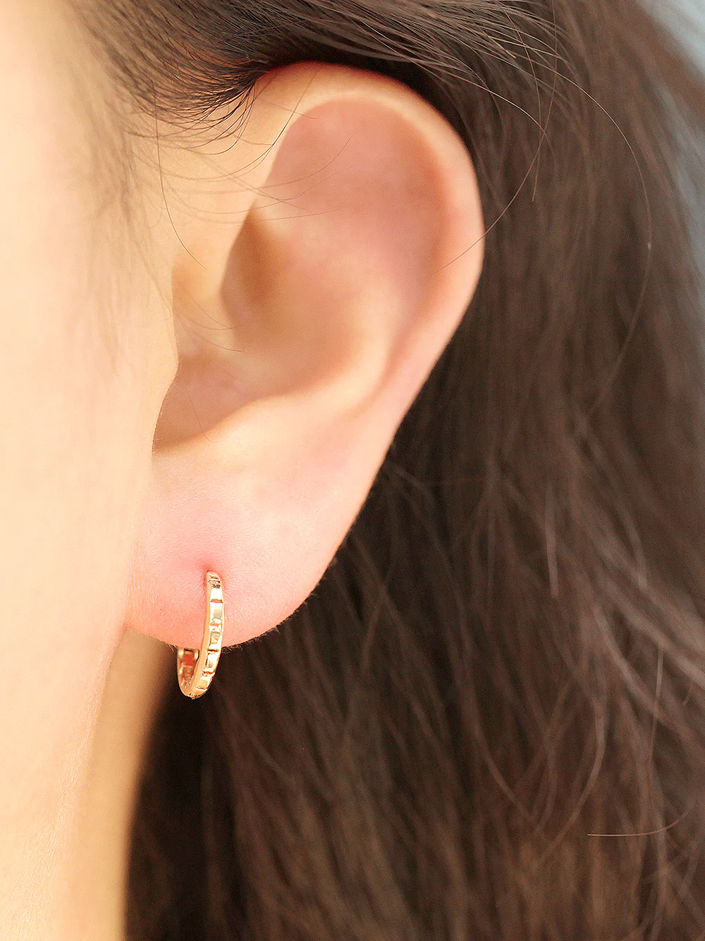 14K Gold Wavy Conch Hoop Earring - Image 4