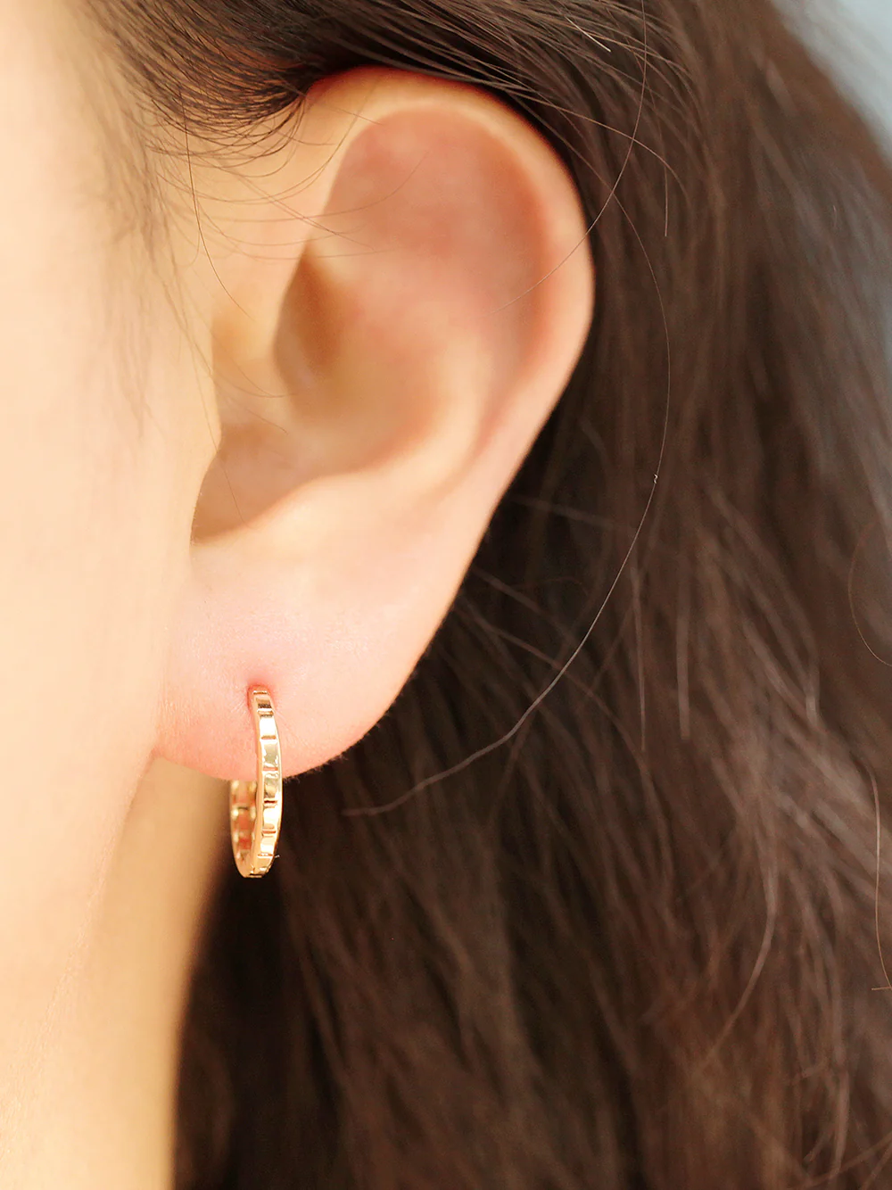 14K Gold Wavy Conch Hoop Earring - Image 5