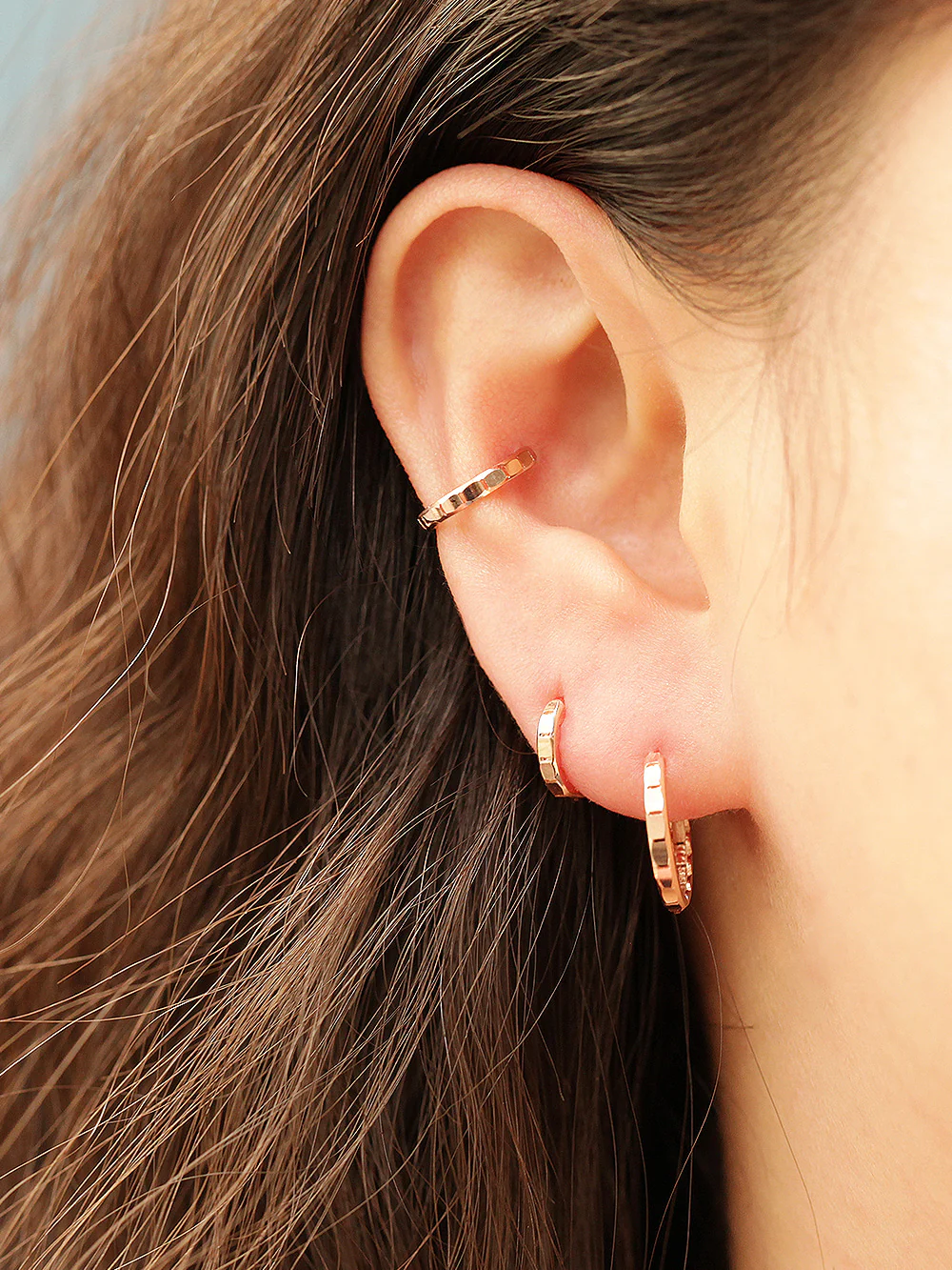 14K Gold Wavy Conch Hoop Earring - Image 7