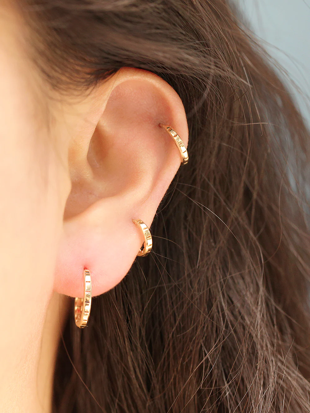 14K Gold Wavy Conch Hoop Earring - Image 9