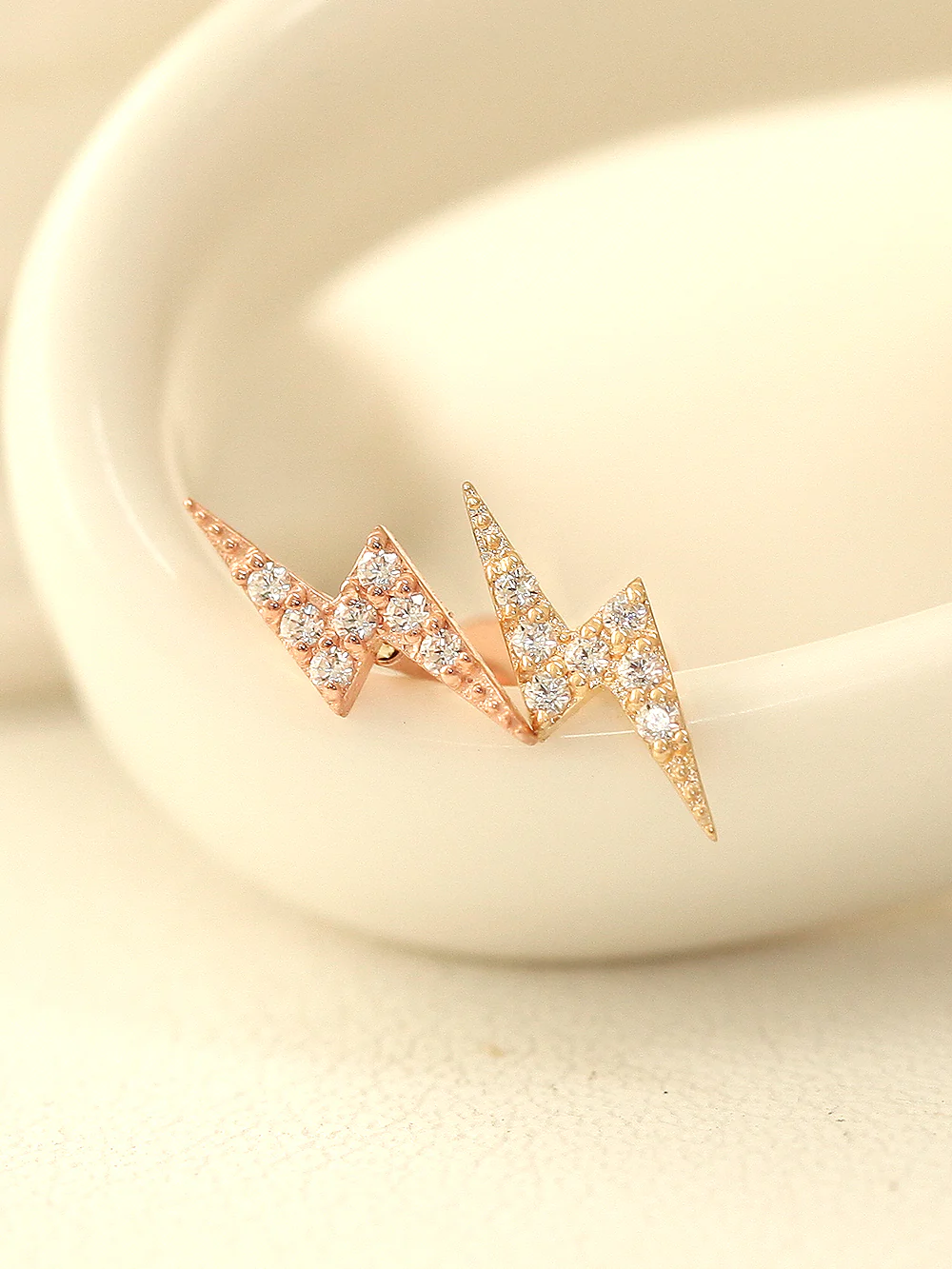 14K Internally Lightning Cubic Labret Piercing 18G16G - Image 3