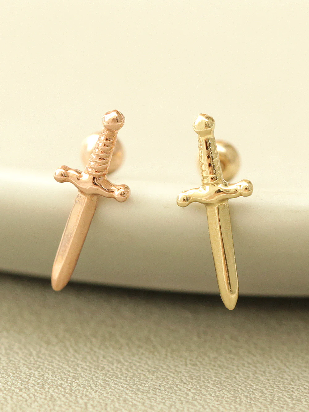 14K gold Knife cartilage earring 20g - Image 10