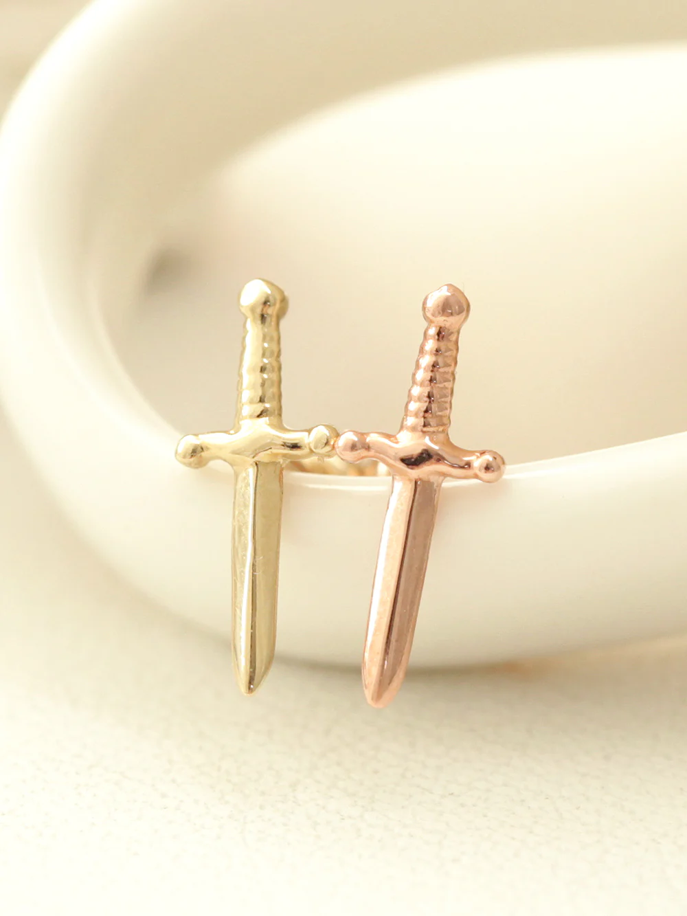14K gold Knife cartilage earring 20g - Image 8