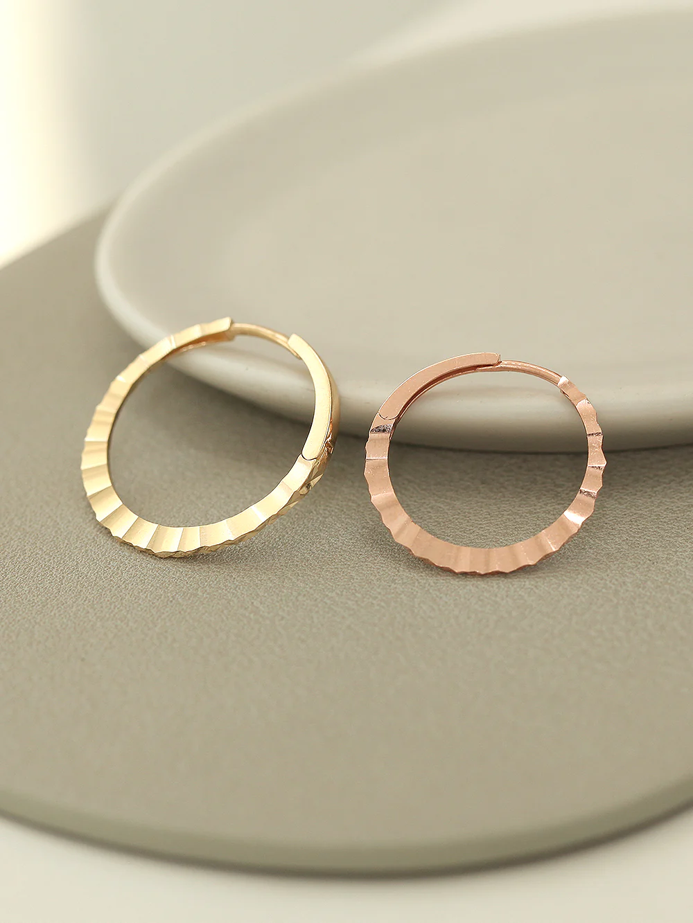14K Gold Slim Cutting Circle Hoop Earring - Image 6