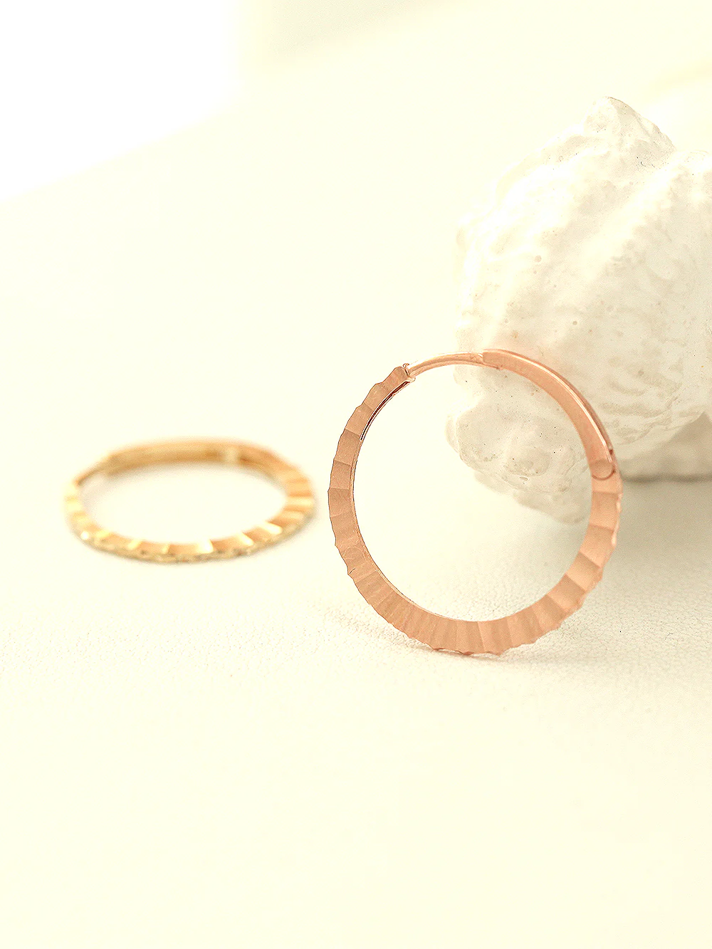 14K Gold Slim Cutting Circle Hoop Earring - Image 7