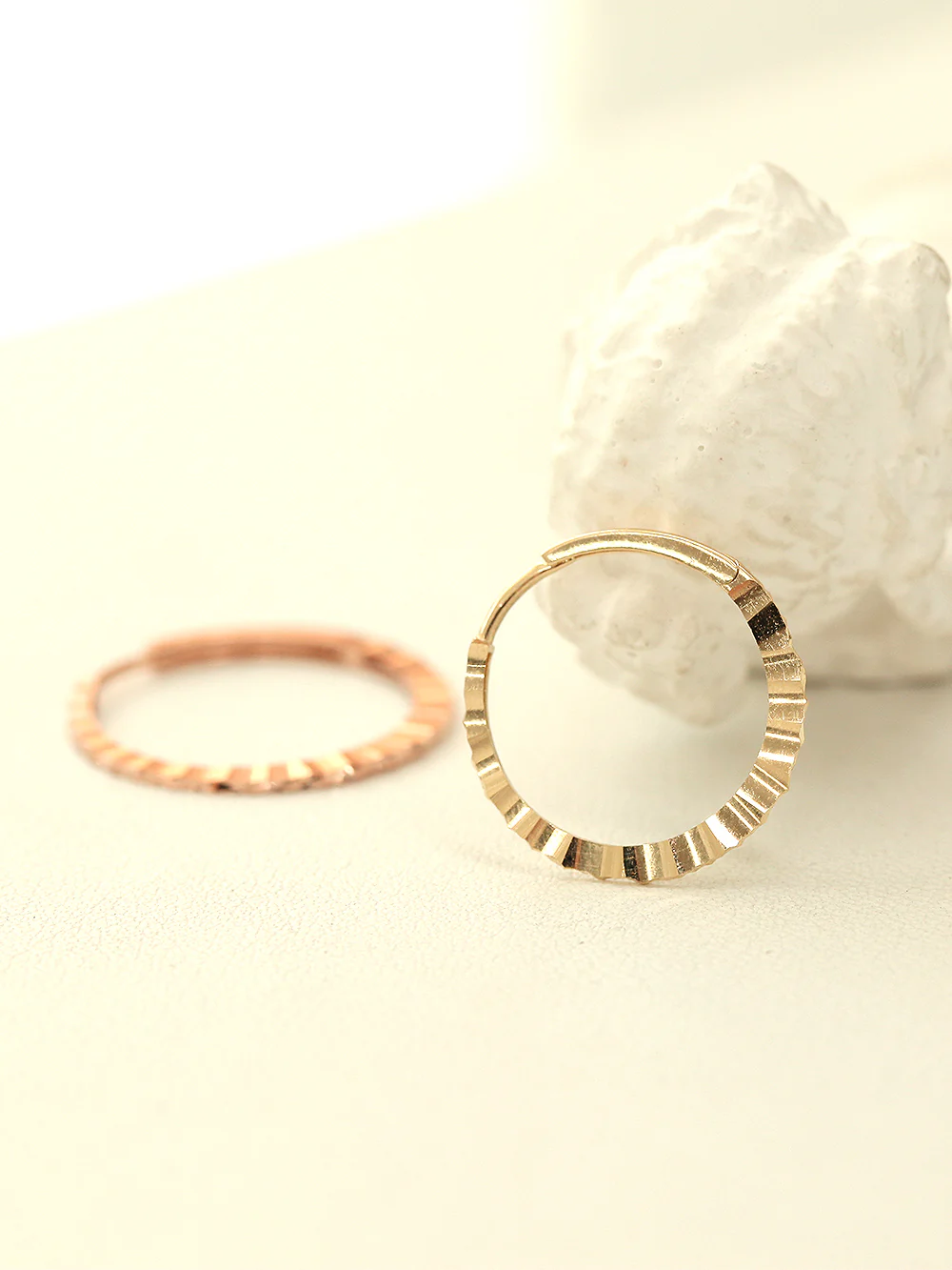 14K Gold Slim Cutting Circle Hoop Earring - Image 8