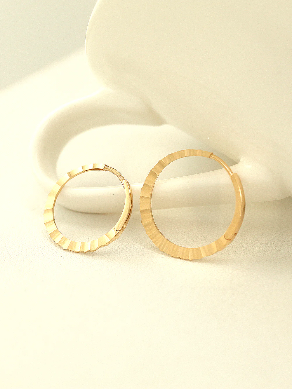14K Gold Slim Cutting Circle Hoop Earring - Image 9