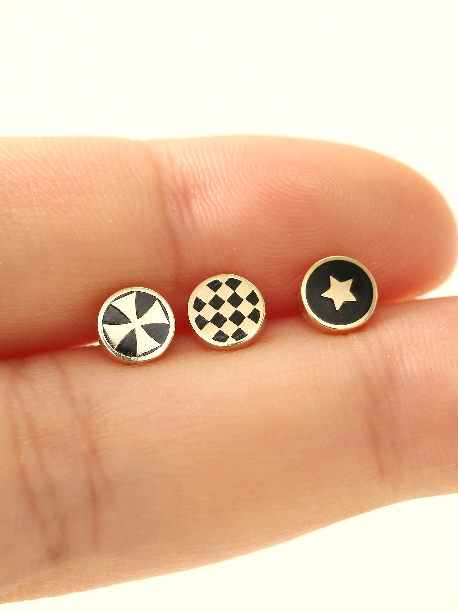 14K Gold Captain Black cartilage earring 20g - Image 4