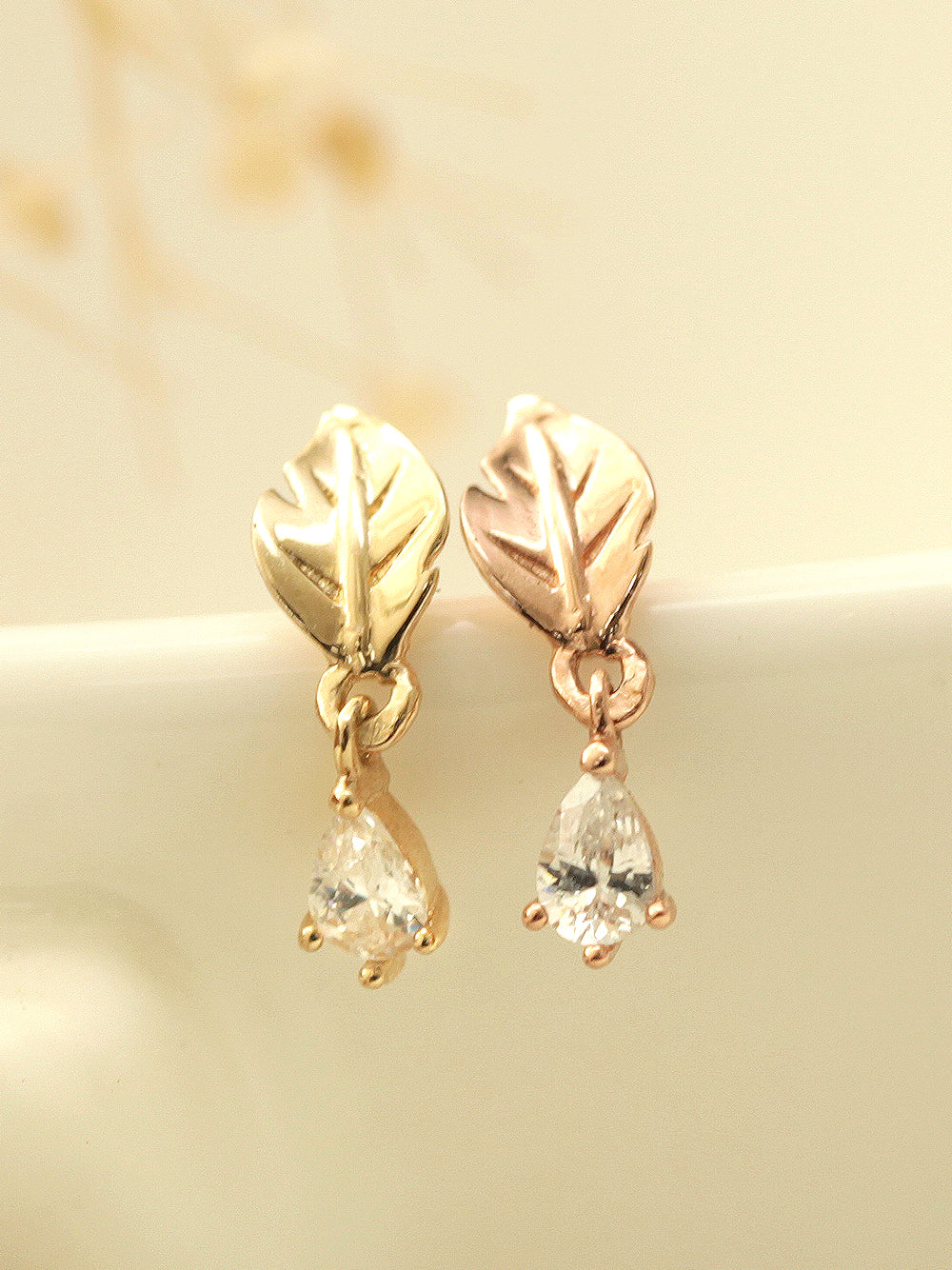14K gold Teardrop Leaf cartilage earring 20g - Image 2