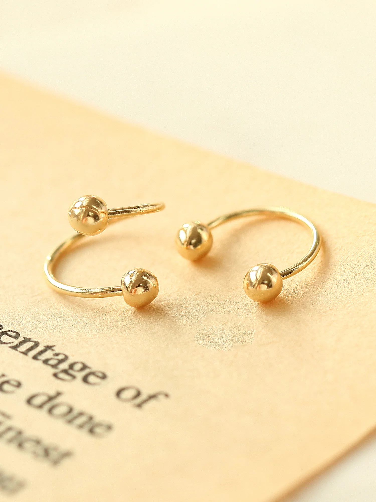 14K Gold Twist & Horseshoe Cartilage Earring 20G - Image 3