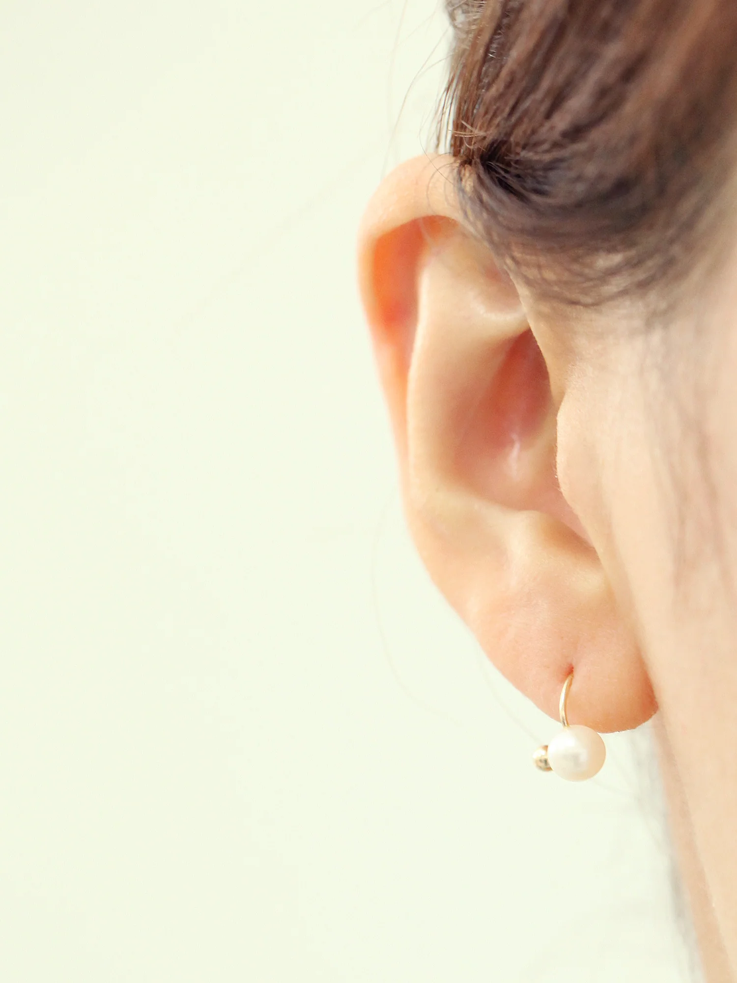 14K gold Twist Freshwater Pearl Cartilage Earring 20g - Image 3