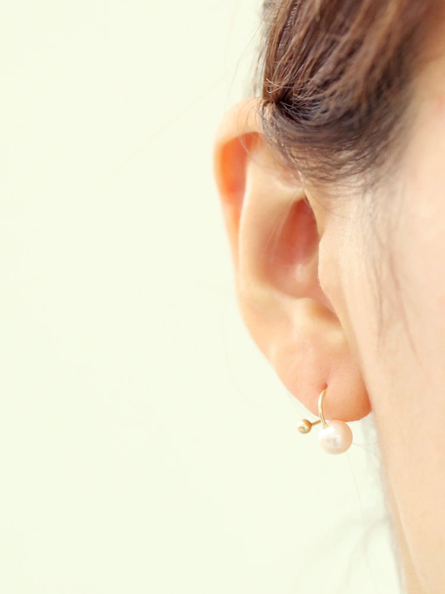 14K gold Twist Freshwater Pearl Cartilage Earring 20g - Image 4
