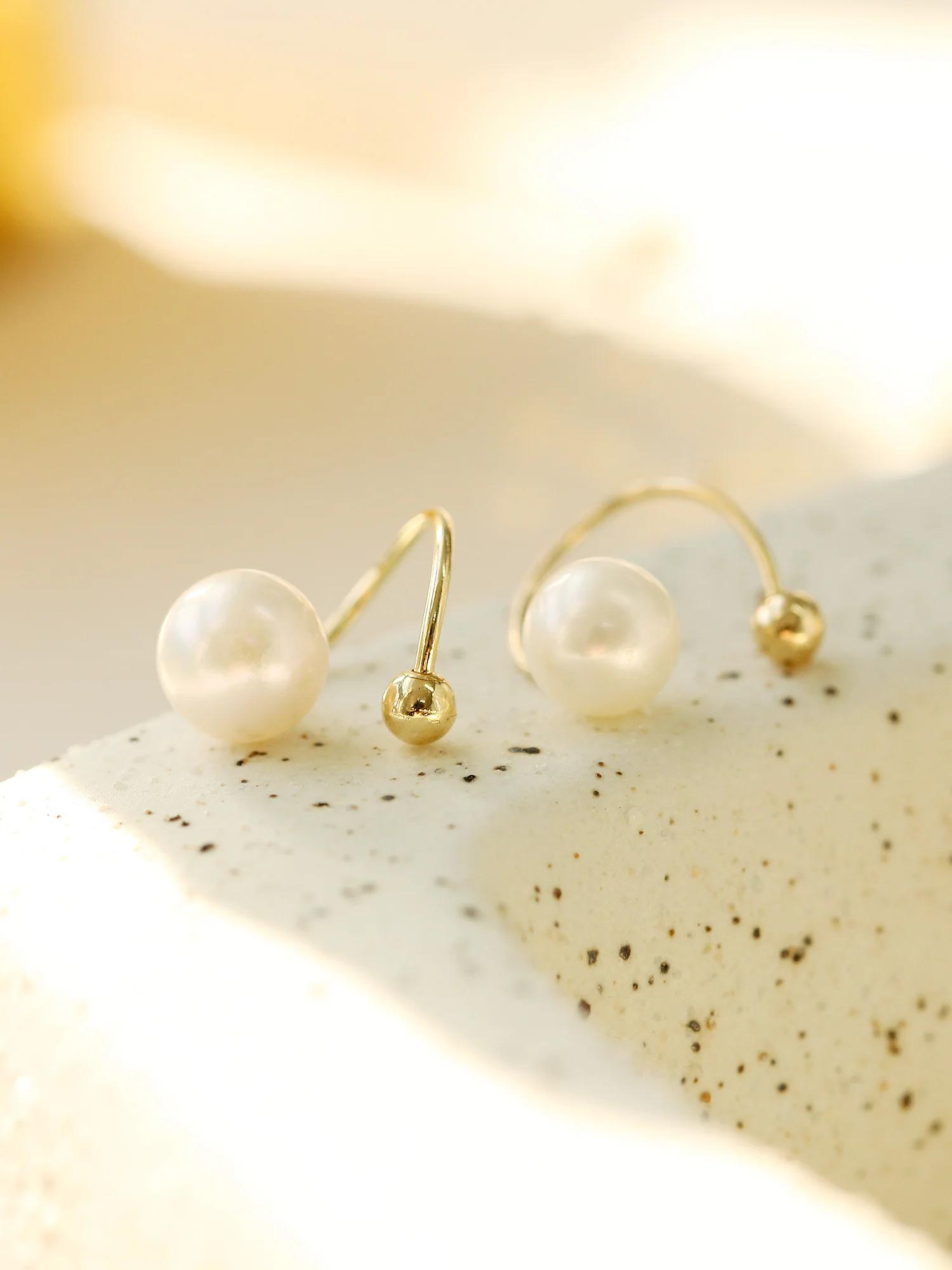 14K gold Twist Freshwater Pearl Cartilage Earring 20g - Image 5