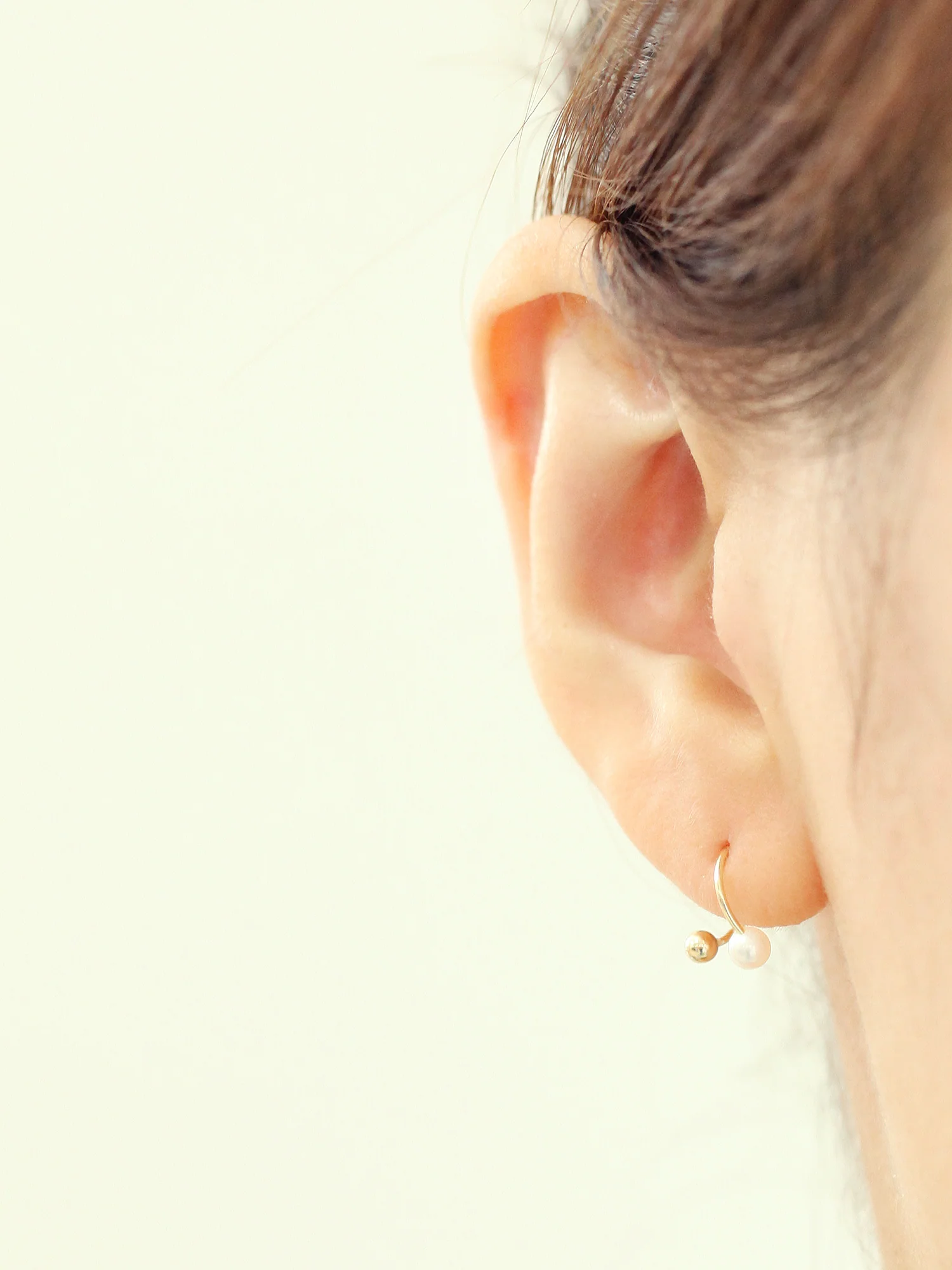 14K gold Twist Freshwater Pearl Cartilage Earring 20g - Image 7