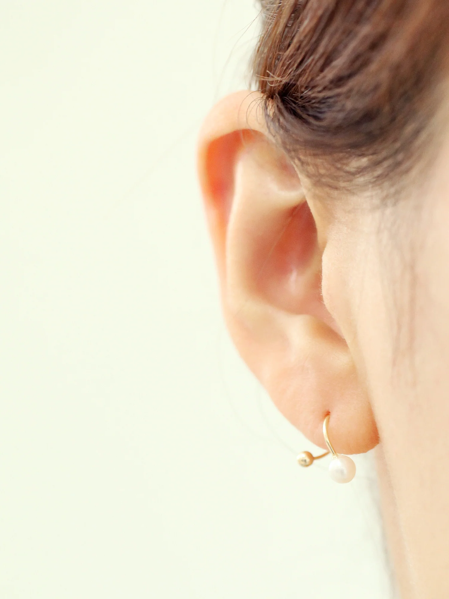 14K gold Twist Freshwater Pearl Cartilage Earring 20g - Image 8