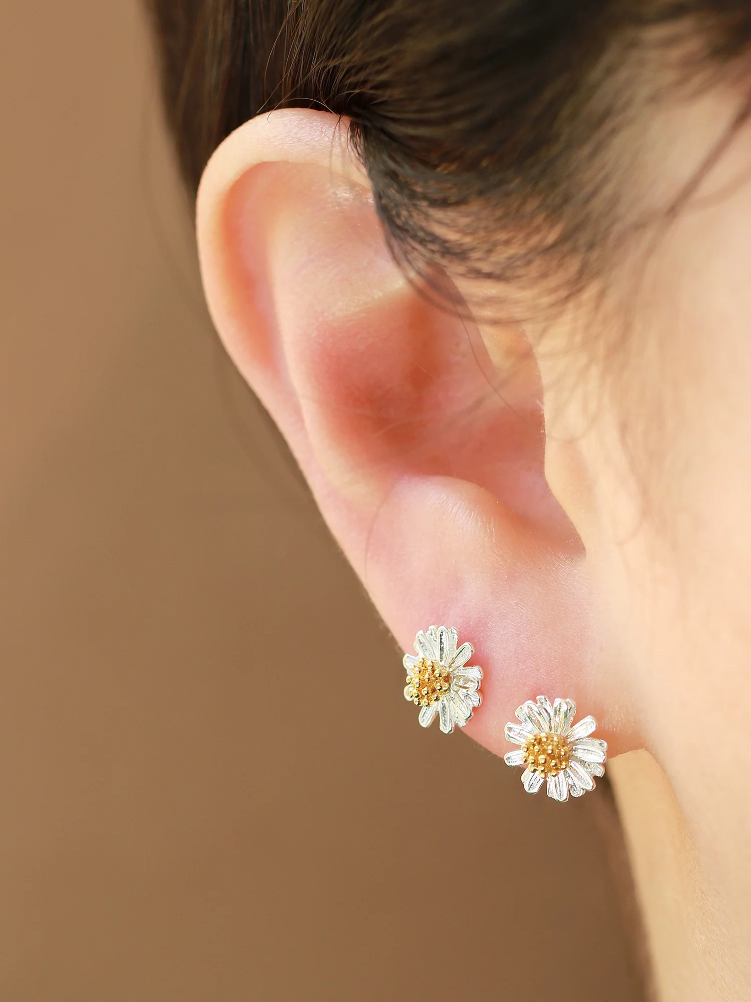 925 Silver Daisy Stud Earring - Image 4