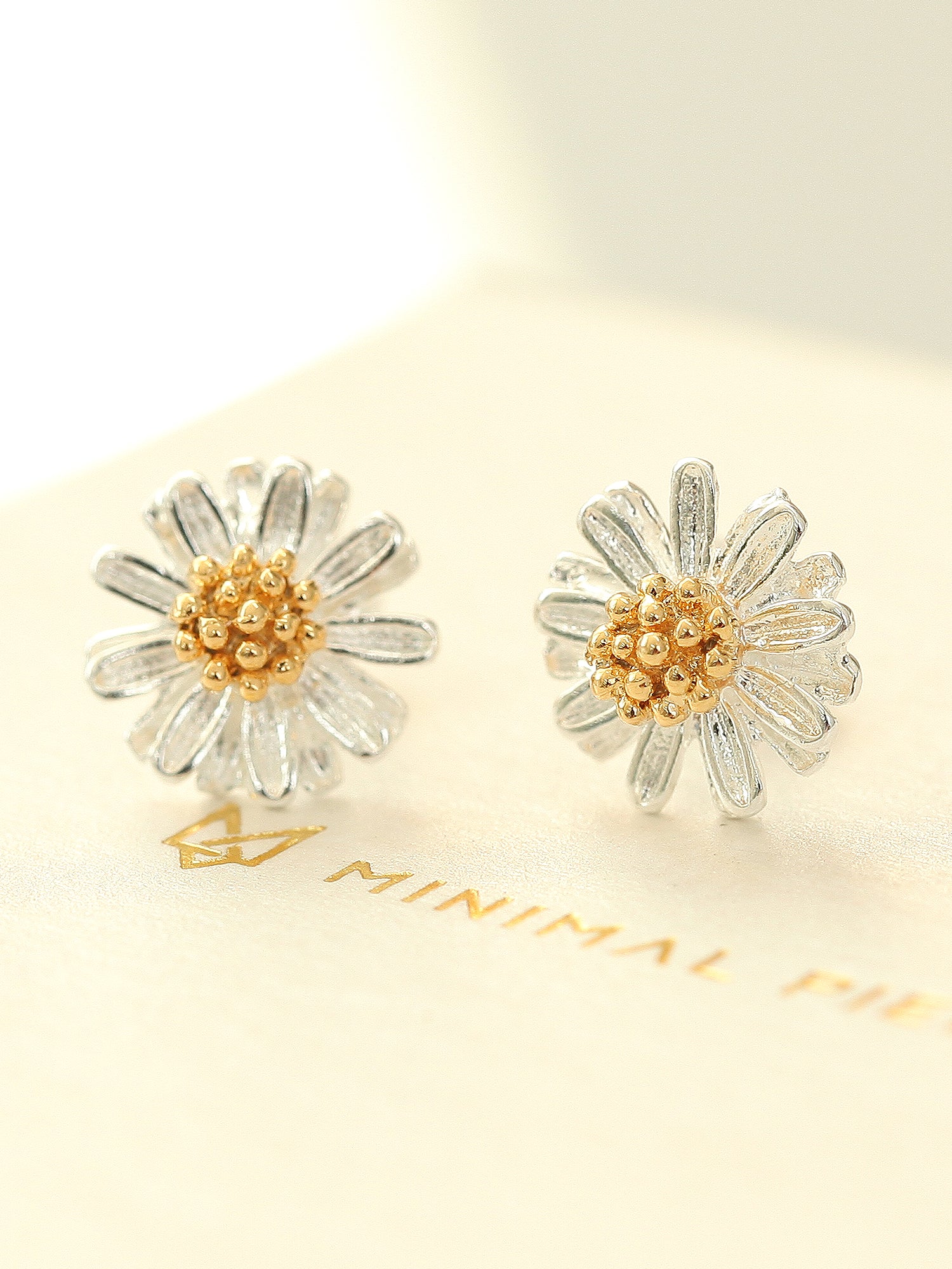 925 Silver Daisy Stud Earring - Image 5