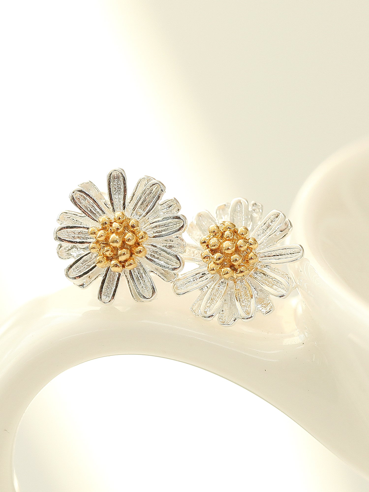 925 Silver Daisy Stud Earring - Image 7