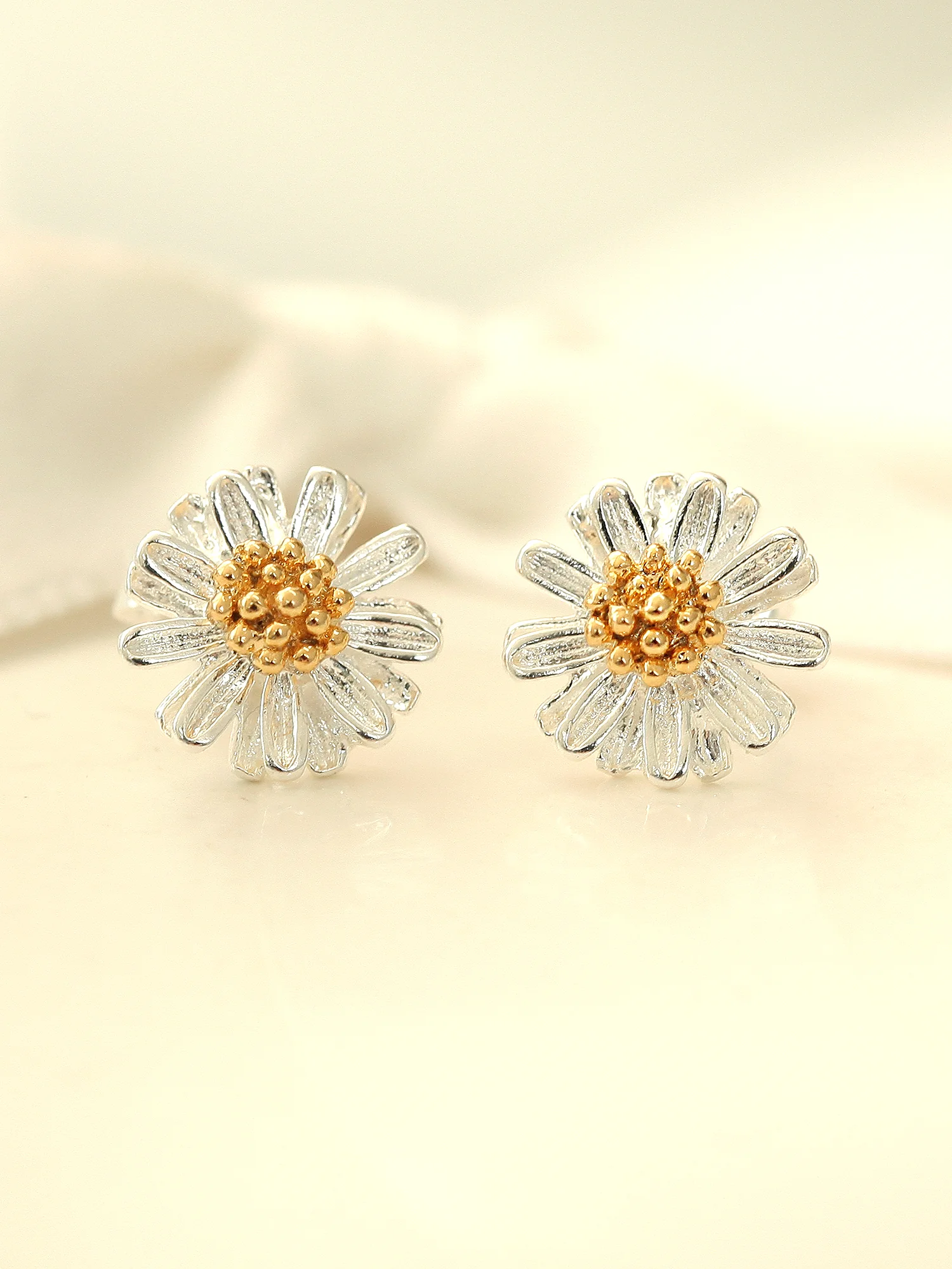 925 Silver Daisy Stud Earring - Image 8
