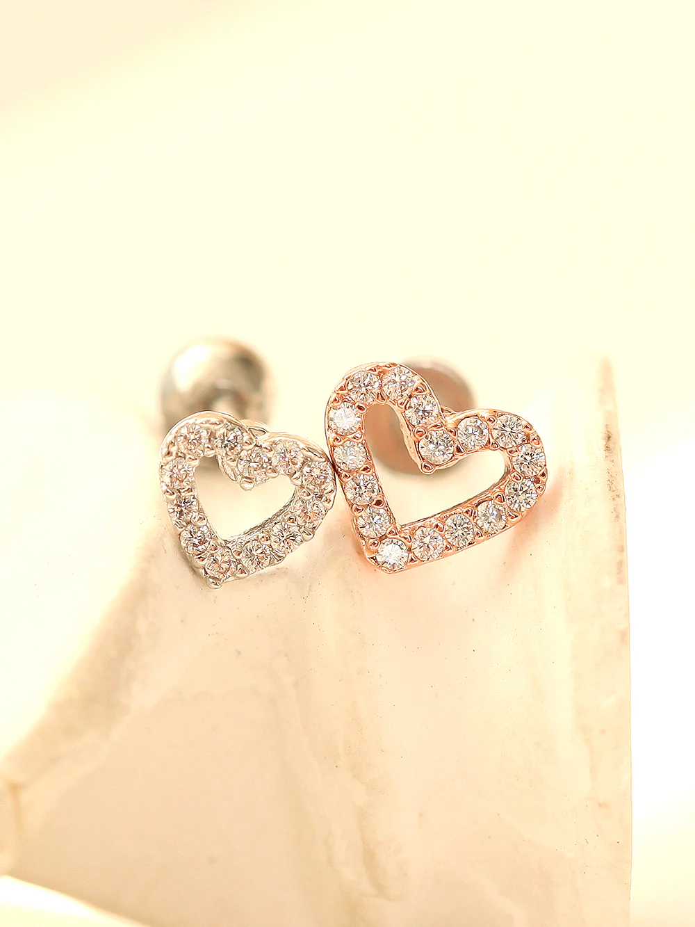 Dainty Open Heart Cartilage earring - Image 4