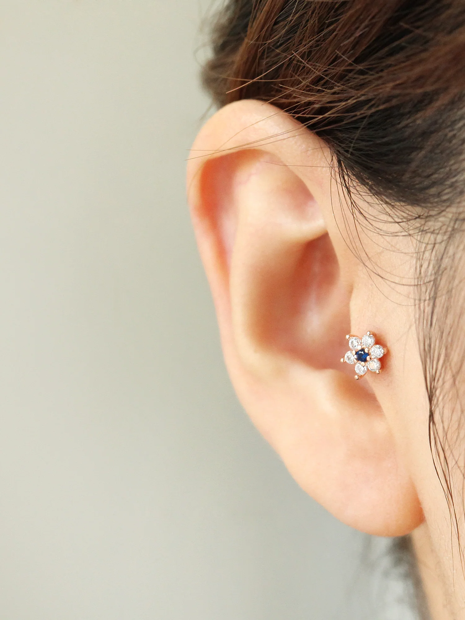 Lovely Flower Cartilage Earrings - Image 4