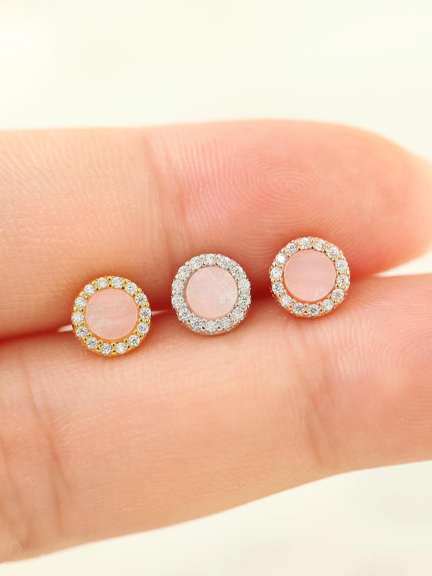 Pink shell cartilage earring - Image 3